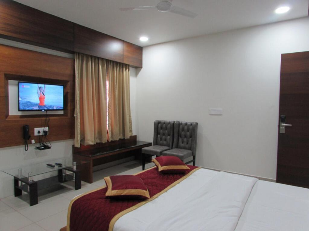Udupi Regency Hotel Хасан Екстериор снимка